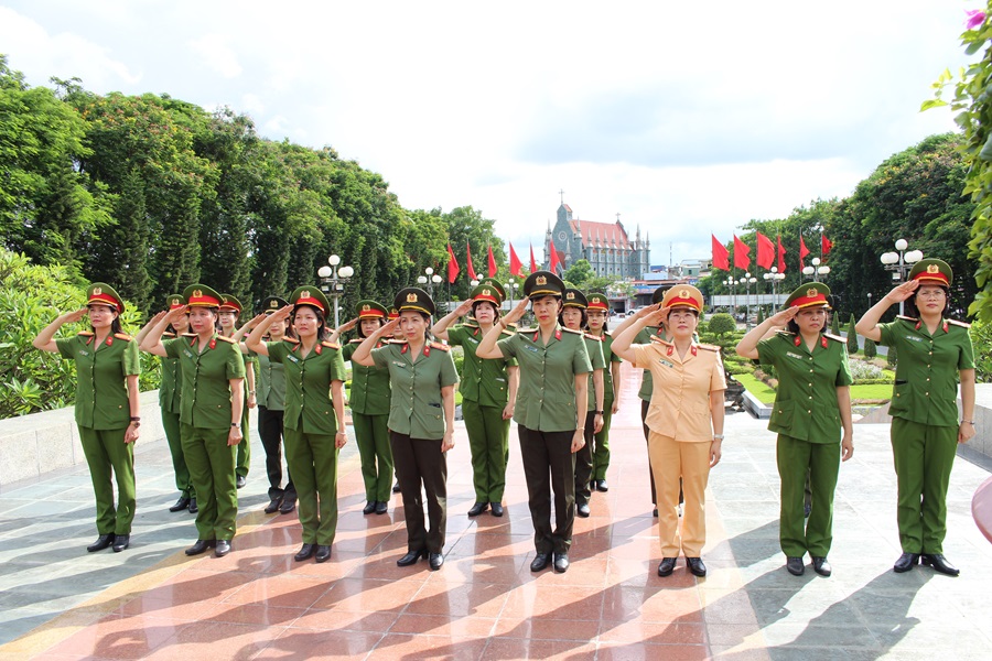 Hội Phụ nữ Công an thành phố dâng hương kỷ niệm 77 năm ngày thương binh, liệt sĩ